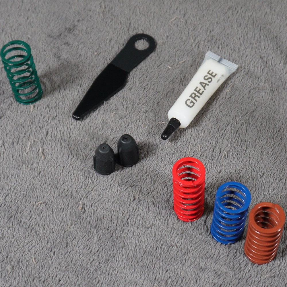 Accessoires fournis avec le Simagic P500 : ressorts, graisse, outil et élastomères