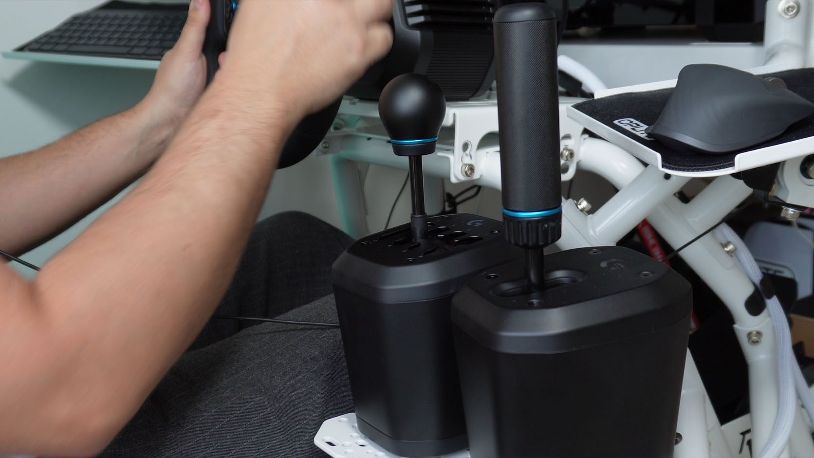 Logitech RS Shifters installés sur cockpit