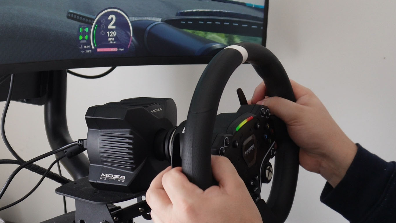 Moza R3 en utilisation sur un setup de sim racing