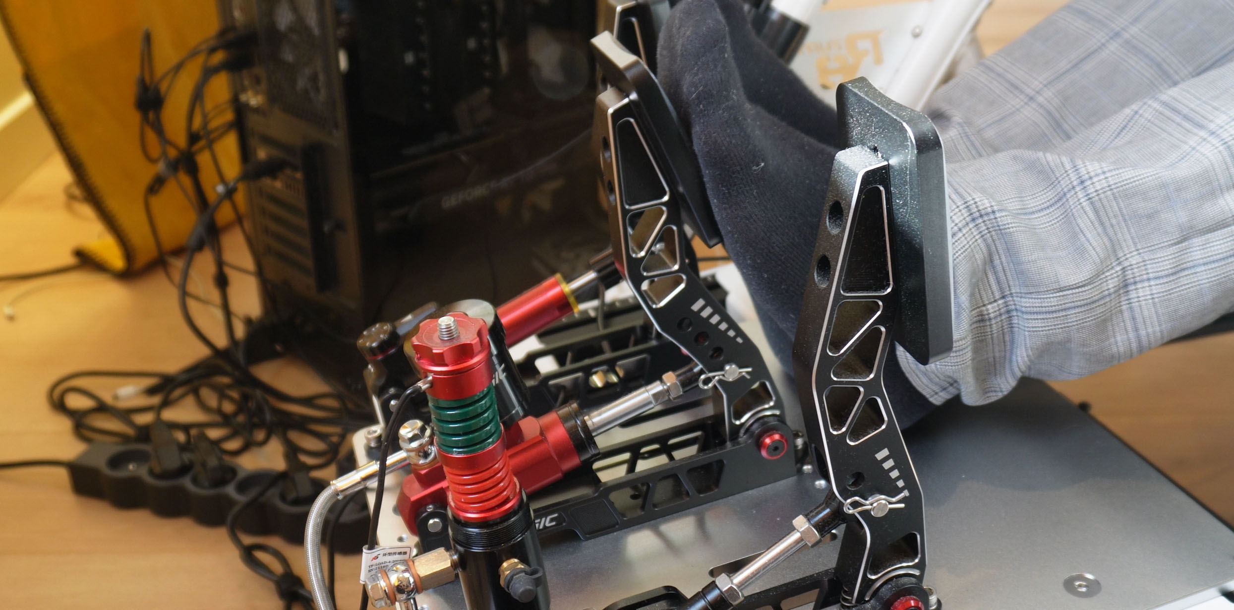 Simagic P2000 en situation d'utilisation sur châssis sim racing