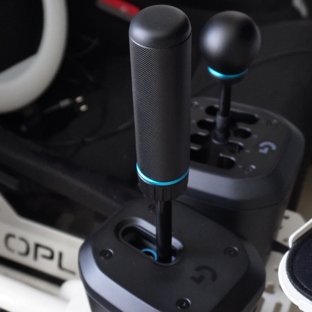 Gros plan sur le pommeau métallique du RS Shifter