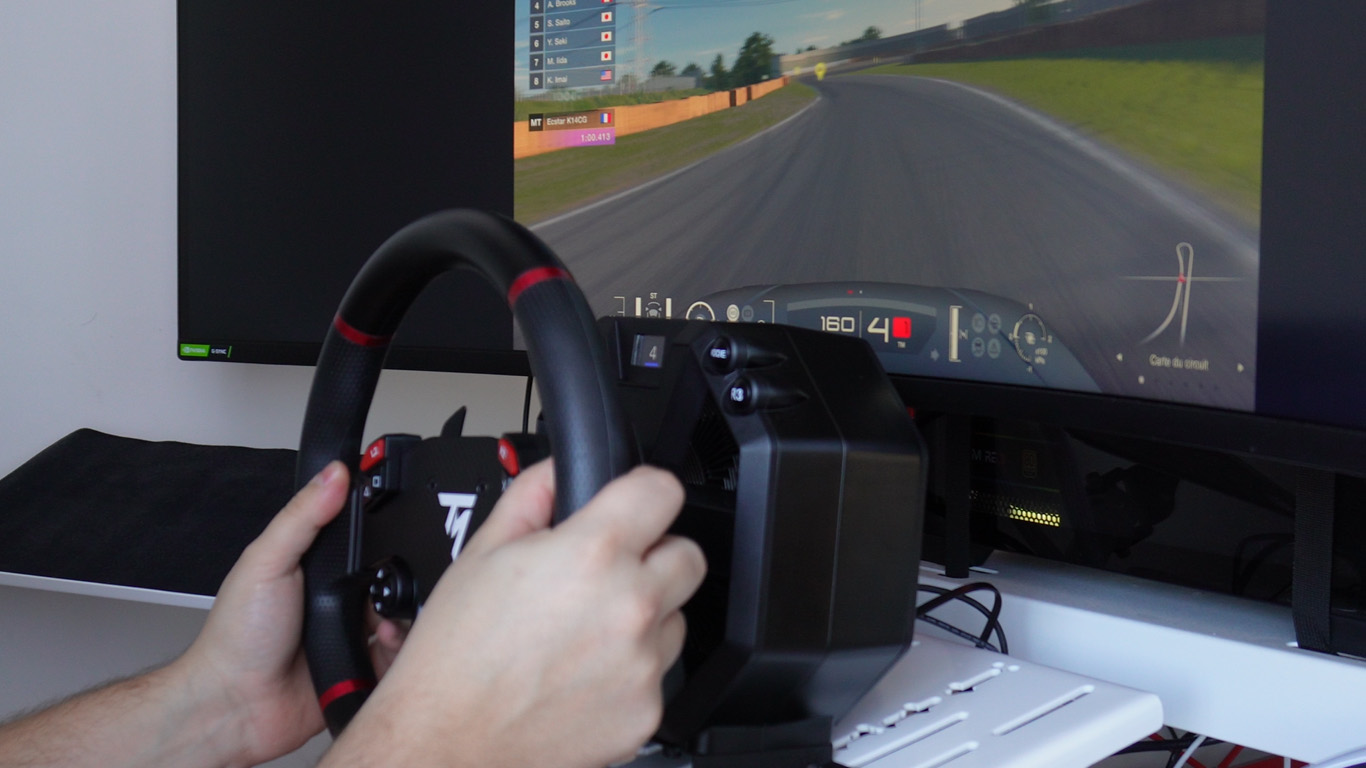 Thrustmaster T598 monté sur châssis sim racing