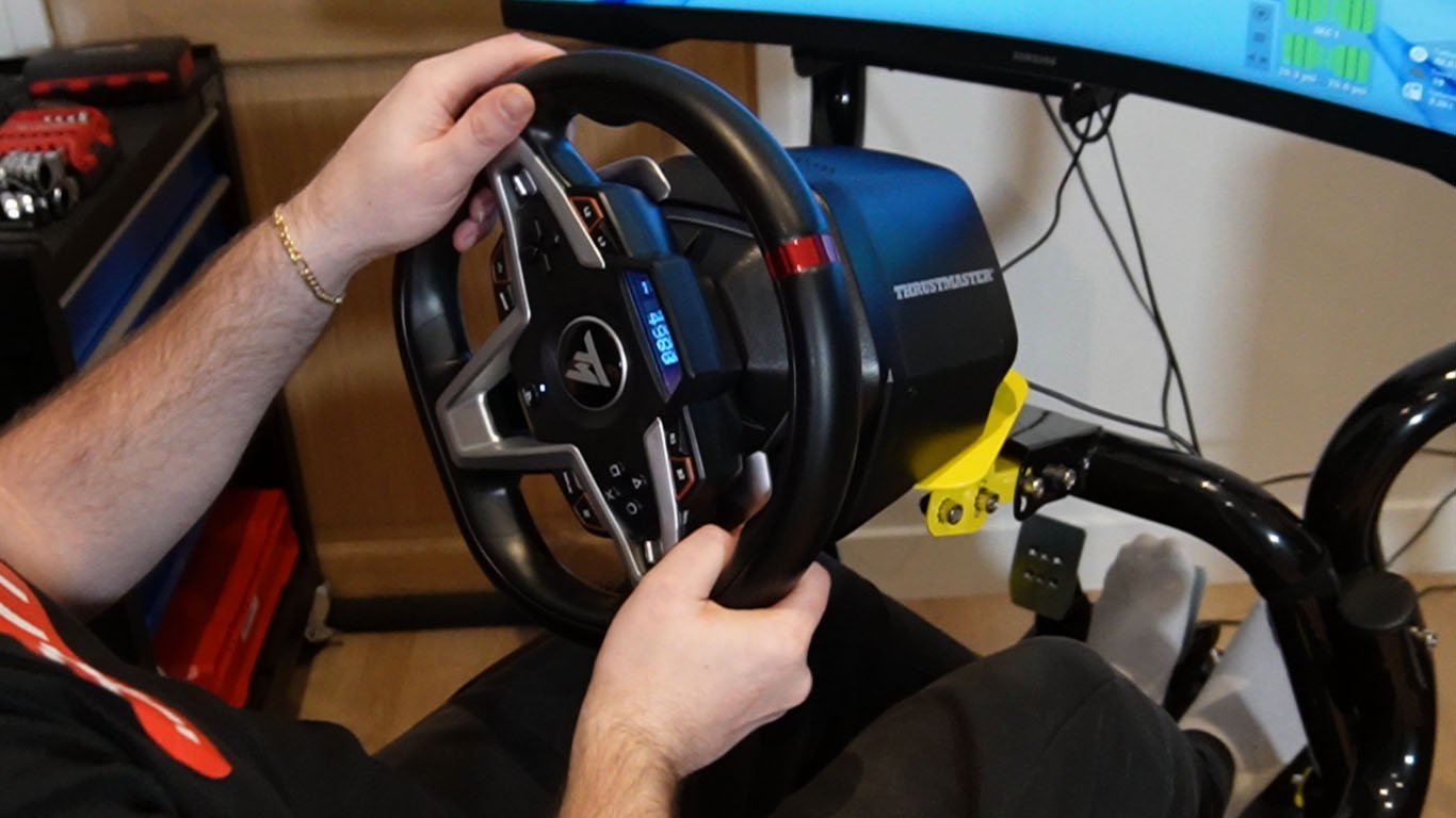 Écran LCD du Thrustmaster T248 sur cockpit