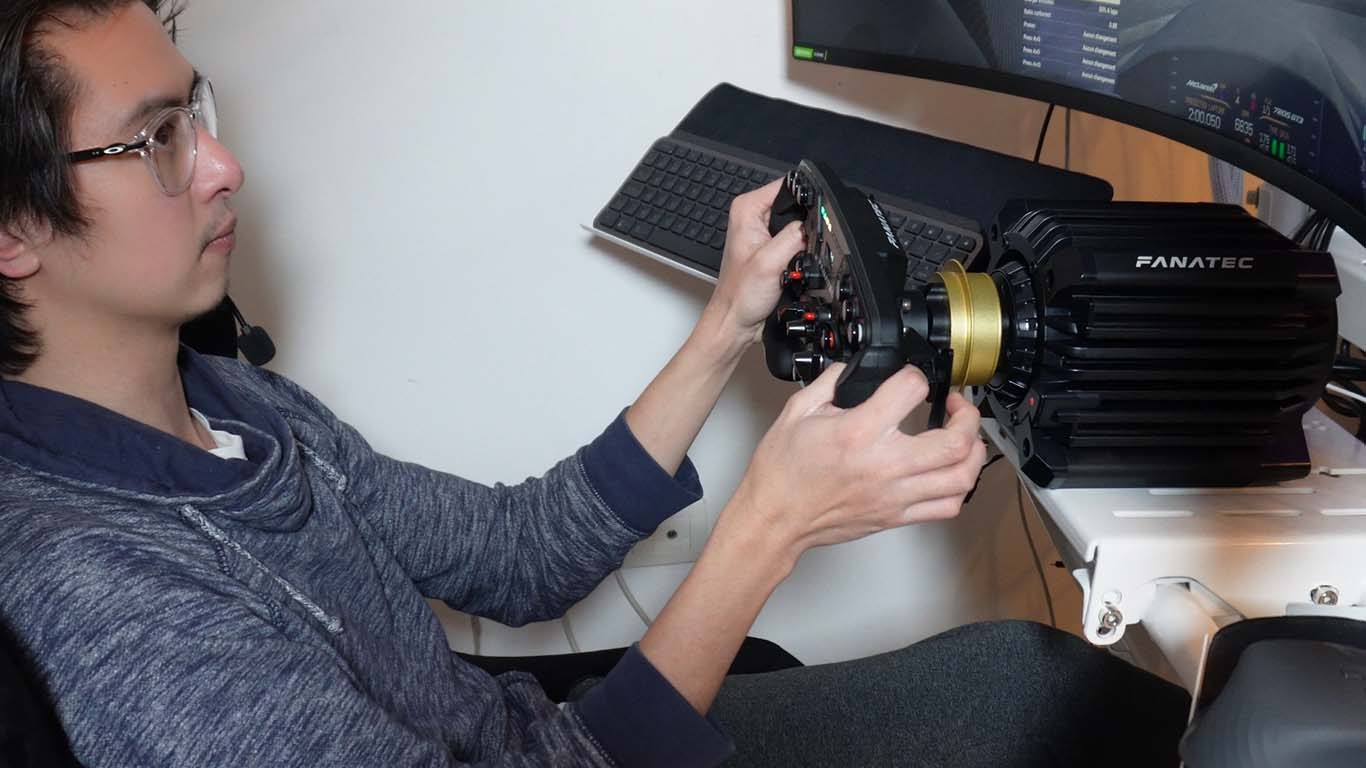 Installation sim racing avec écran ultrawide positionné au-dessus du volant