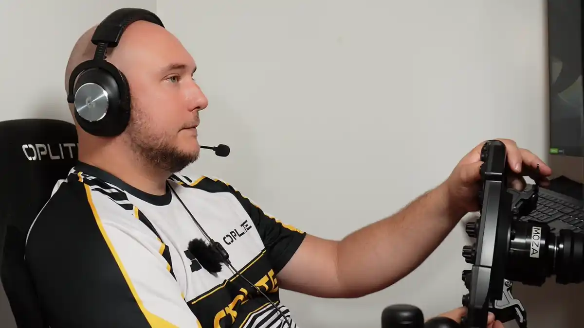 Moza R9 en utilisation sur un cockpit de sim racing