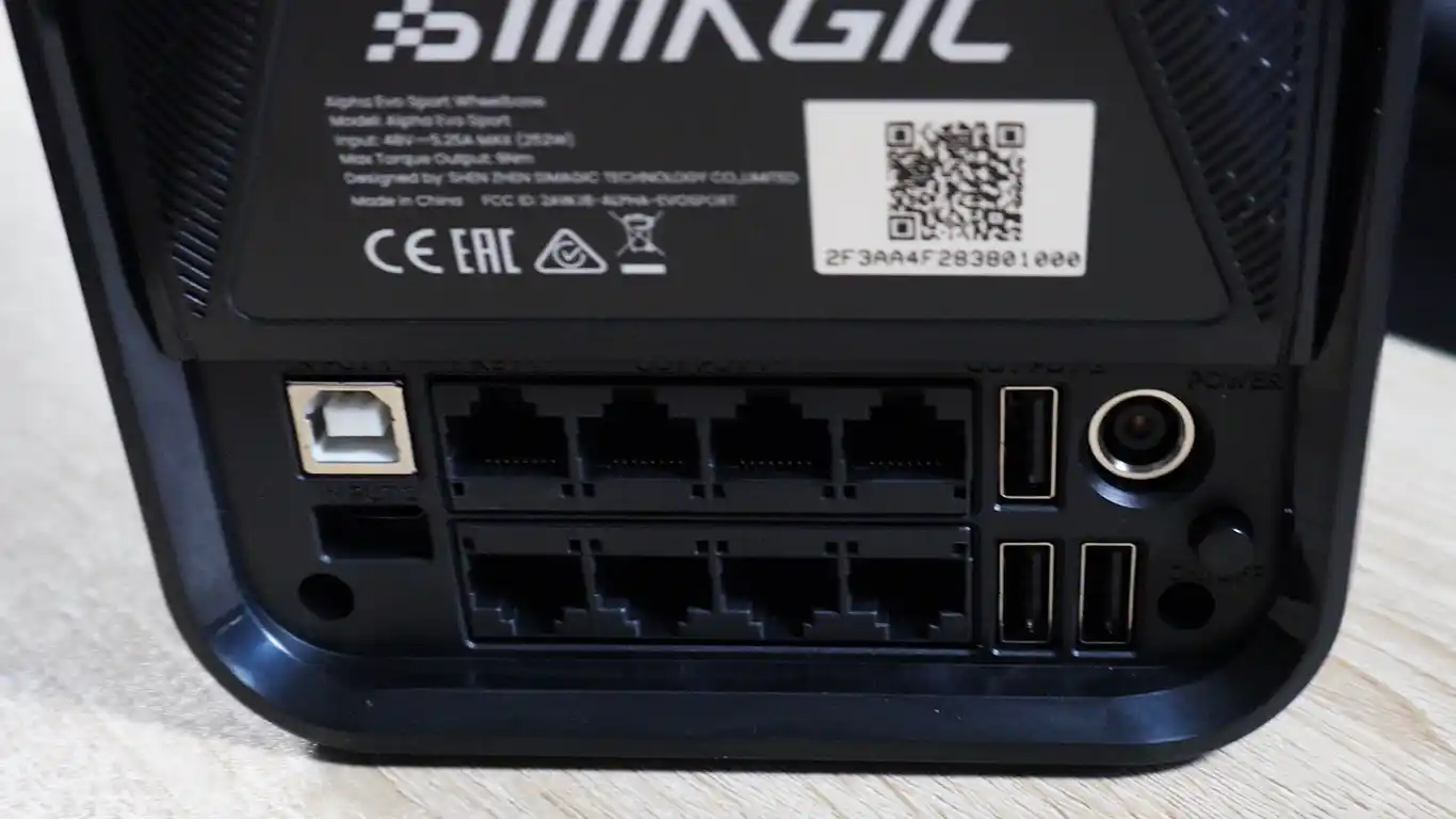 Connectiques à l'arrière de la base Simagic Alpha Evo Sport